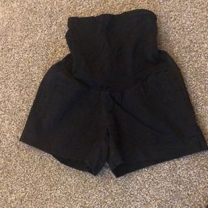 A Pea in The Pod black maternity shorts size medium